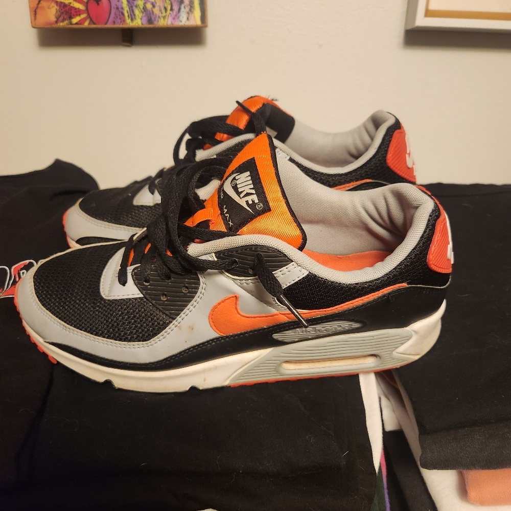 2 pair of nikes!